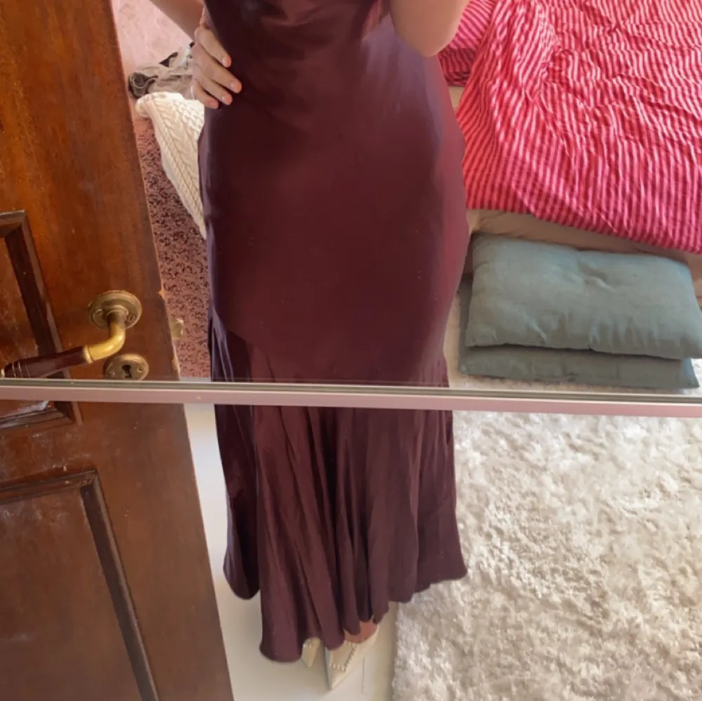 Meshki Satin klänning i Bronze-brun färg. Aldrig använd. Nypris 1500❤️ Är i storlek XS men sitter som S. Hade varit jättefin till en bal!. Klänningar.