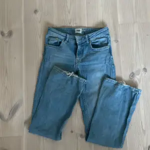 Säljer dessa jeans från Lager 157 då det är lite för stora till mig. Det är lite slitna ned till och därför säljs dem till er lågt pris. Kostar från början 400 kr. 