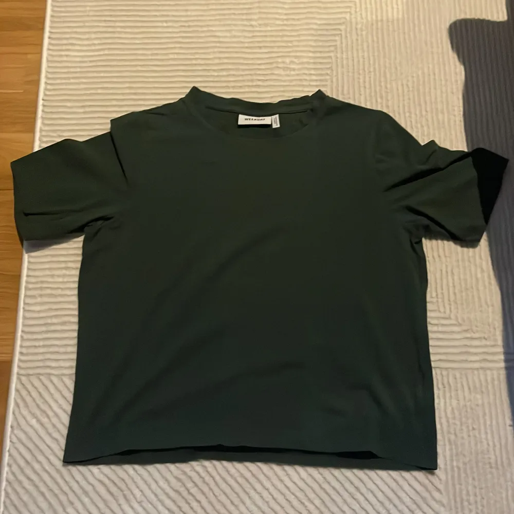 Säljer denna fina mörkgröna magtröja på grund av att den inte kom till användning. Använd 3-5 gånger🩷 Jätte fint skick. För fler bilder och frågor är det bara att kontakta💕. T-shirts.