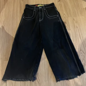 JNCO baggy jeans - Helt ok skick. Köpt här på plick men de passade inte helt. Någon av de förra ägarna har klippt av en bit längst ner som man ser på bilden. Skriv till mig ifall du har några frågor🙏