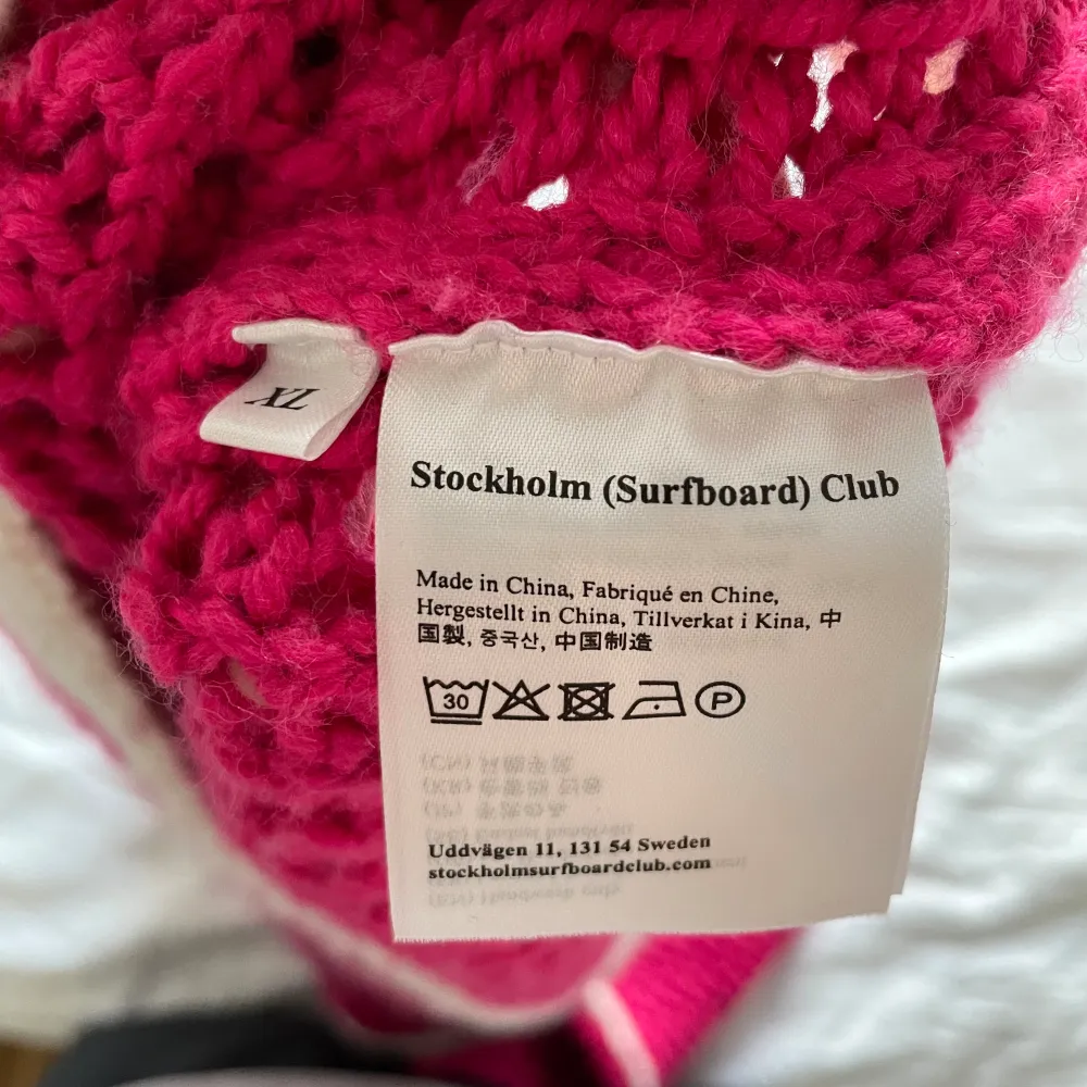 Kabelstickad tröja från Stockholm (Surfboard) Club i fin fint skick! Storlek XL men sitter som en S! 💕Funkar lika bra för dam som på herr. . Stickat.