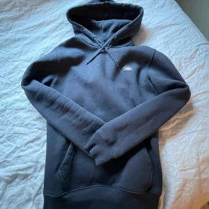Dickies hoodie - Säljer min nästan helt oanvända dickies hoodie då den inte kommer till användning och därför vill jag ha bort den 😊den är köpt på herr avdelningen men tog xs för mindre passform men den är ändå stor. Nypris 700 kr. Är väldigt öppen för prisförslag 💗