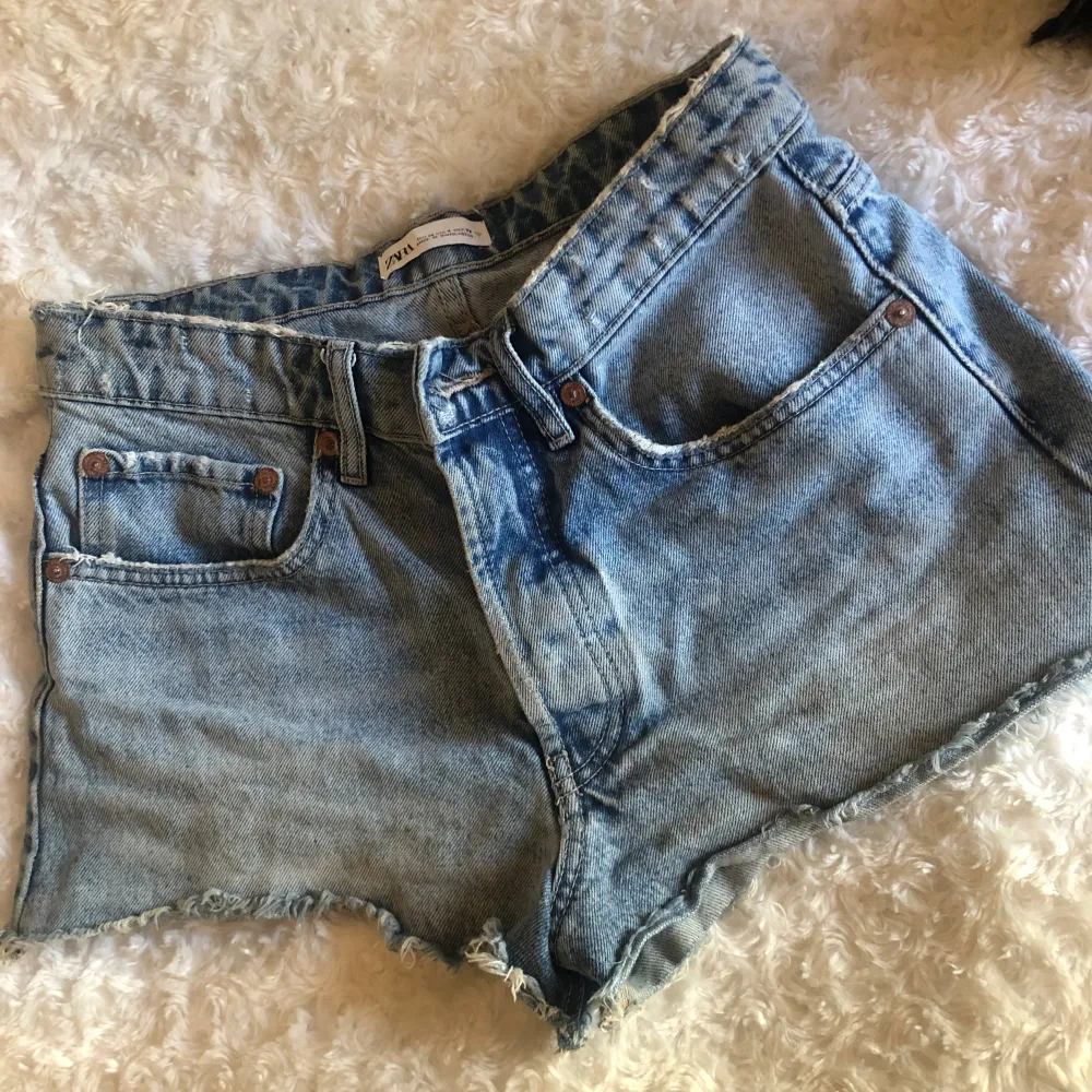 Säljer dessa skit snygga jeansshorts från zara då dom är för stora💕storlek 36. Shorts.