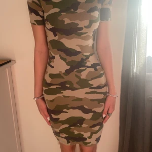 Kort kamouflage klänning från H&M - Storlek xs men kan även passa xxs,s. Inte andvänd någon gång. Skönt material i bomull.
