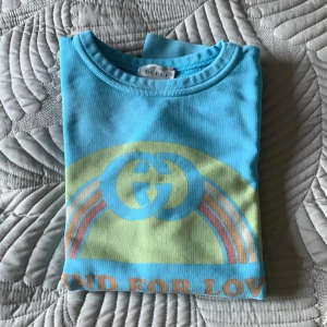 Det är en en härlig tröja som man skulle kunna ha på vilken årstid som helst. Det är en original Gucci tröja Italien. Och den ger mycket färgglada färger ifrån sig. - Ålder: från 10-12
