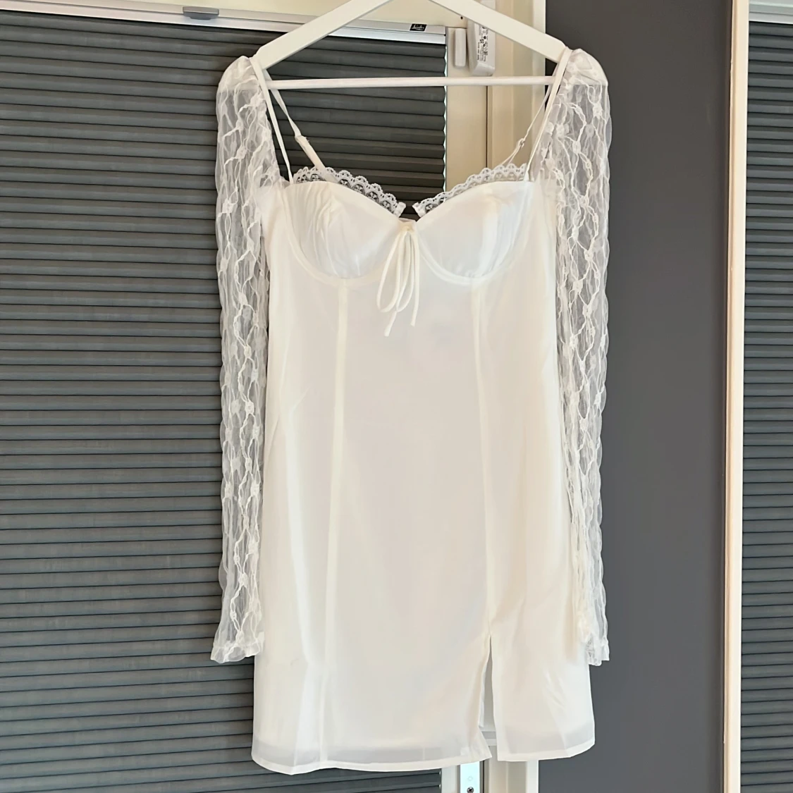 Fin vit klänning, lappen kvar