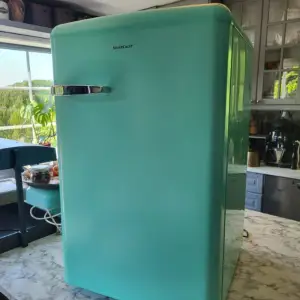 Supercool kylskåp i 50-tals stil från SilverCrest. Den är nästintill ny då vi inte har använt den alls. I turkos färg. För mått se bild 2. Finns i Nol Ale kommun, utanför Göteborg  