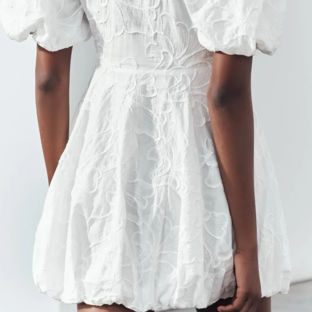 Iintressekoll på denna klänning, säljer vid ett bra bud🤎slutsåld på zara. Klänningar.