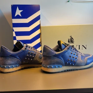 Valentino Rockrunners - Tjena! Jag säljer ett par valentino rockrunners i storlek 42, passar 43 i skick 8,5/10. De är såklart äkta och har ett nypris på 7000 kr. Tar gärna emot byten samt ingår ingen låda till skorna😇😇😇