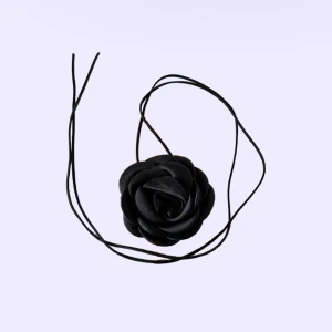 choker med svart ros - jättefin och trendig choker med en svart ros! aldrig använd🖤🌹