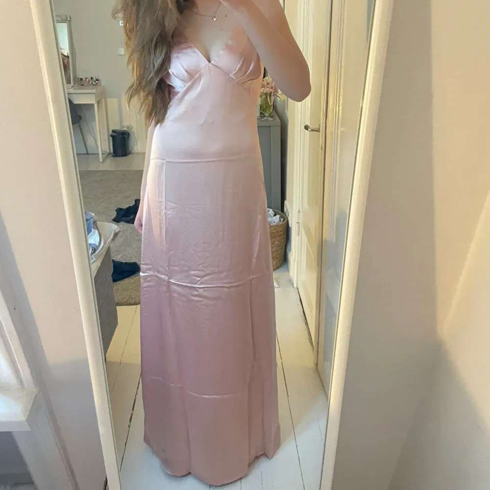 Säljer min balklänning, den är mer rosa än på första bilden och inte strykt. Använd 1 gång men lite sliten längst ned.. Klänningar.