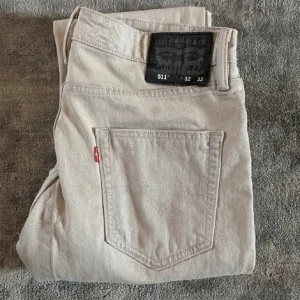 Levis jeans  - Extremt fräscha Levis jeans i extremt bra skick nästan helt nya använd endast 2 gånger. (Regular fit 32L, 32W)