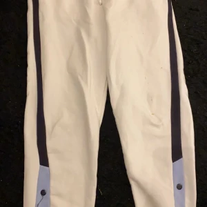 Coola mjukis eller sweatpants - Använt ganska ofta som pyjamas. Har nog spilt nånting på byxorna som man ser. 