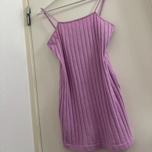Ribbad klänning - Storlek S, fint skick. Syrenlila/rosa söt klänning