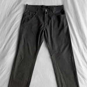 Gråa Pierre Cardin - Fit Lyon Byxor - Oanvända Pierre Cardin - Fit Lyon! Ny och mycket fin design av Pierre Cardin 😍Säljer då det är inte min storlek. Storlek: W36/L36. Material: 64% Polyester, 34% Viskos, 2% Elastan.