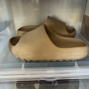 Yeezy slide Pure - Yeezy slide pure  Size 43 Cond 8,5/10 Kvitto från condirmed finns  Box finns 