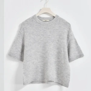 Stickad T-shirt  - Populär stickad T-shirt som är slutsålt på hemsidan. Använt fåtal gånger💕