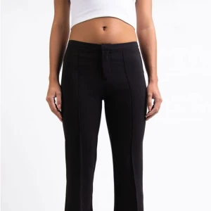 Lågmidjade kostymbyxor från Madlady - Jättefina kostymbyxor med låg midja! Dom är använda men i bra skick. Säljer för att dom inte kommer till användning. Storlek 34 regular. Nypris 649 kr