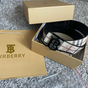 Burberry reversible belt - Köpt: fått i present Skick: 10/10 Skador: inga Passform: 115cm 😊😊😊