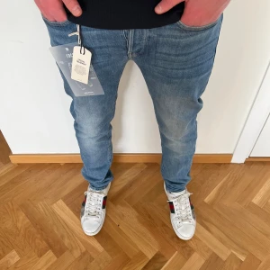 G-Star Raw Jeans - Tja! Säljer nu dessa sjukt snygga och sprillans nya G-Star Raw i modellen 3301 i storlek 27:32. Färgen passar perfekt nu inför våren. Skicket är 10/10, helt nya. Nypris ligger över 1199 kr. Vid fler frågor/bilder är det bara att skriva!