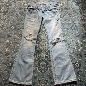 Lågmidjade Jeans - Bra skick! Kan inte skicka bild med de på för att dem är för små.❤️☺️ 36 cm - midjemått och 76 cm - innerbenslängd. (Lånade bilder) 