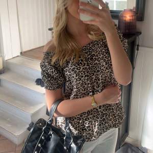 Säljer denna leopard tröjan köpt second hand💗 Strl M passar S. Hör av dig vid funderingar💗