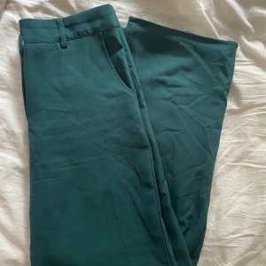 Gröna kostymbyxor - Gröna kostymbyxor från madlady, hög i midjan och knappt använda! Storlek small, och uppsydda till mig som är 160 lång