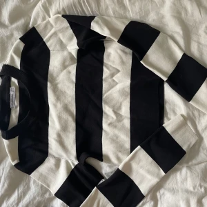 Randig topp - Randig långärmad kortare topp från stradivarius, använd men inga defekter. 