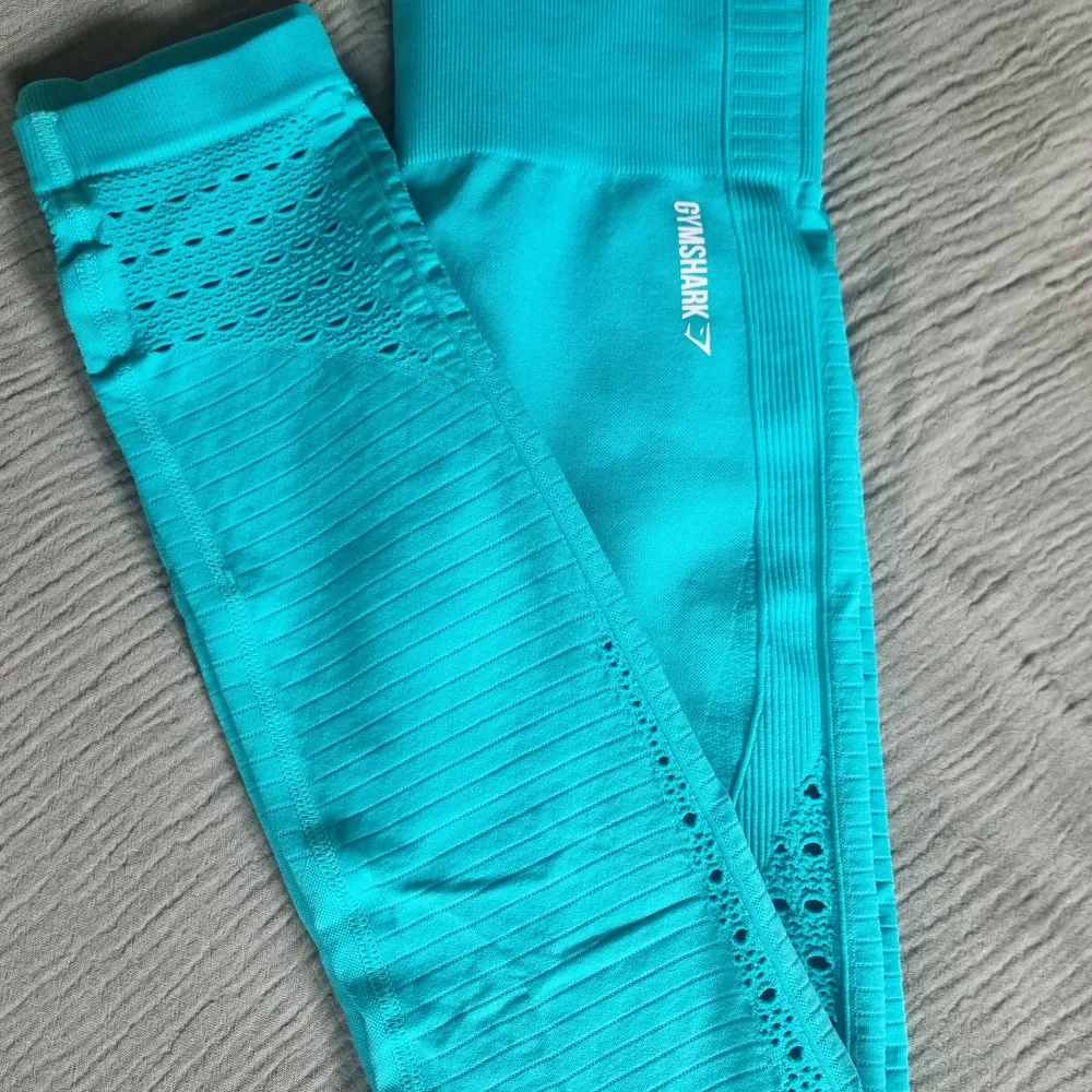 Turkosa gymshark tights. Dessa är av en äldre modell, så dessa säljs inte längre. Osäker på storleken då de inte finns någon lapp. Jag skulle gissa på M. . Sport & träning.