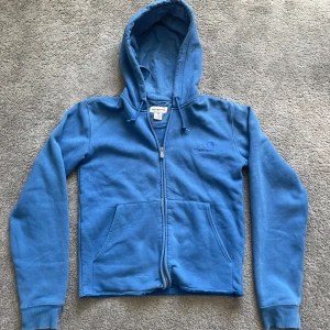Carhartt Hoodie - Bra skick. Klippt av nedre delen av hoodien men bra skick. Kontakta om frågor. 