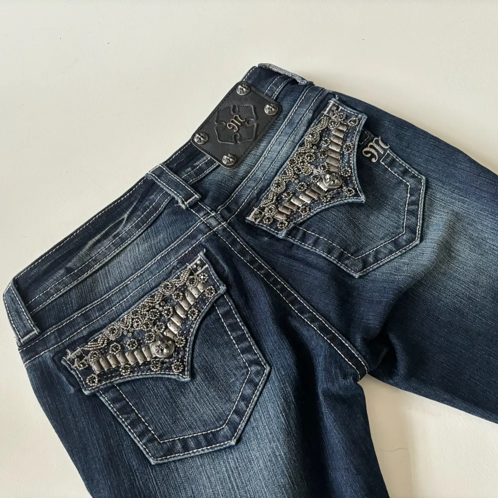 Lågmidjade bootcut jeans från Miss Me. Unika fickor med snygga detaljer. Perfekt skick. Mått: Innerbenslängd: 83cm   Midjemått rakt över: 36cm Midjemått: 76cm Modellen är 166cm lång. Skriv gärna ifall du har några frågor! 💗. Jeans & Byxor.