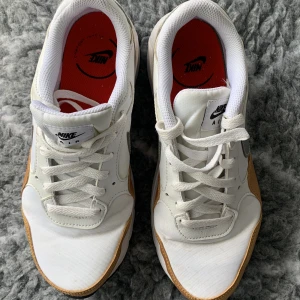 Skor - Storlek 38, har använt dem några gånger. Det behövs tvättas lite annars är dem helt perfekt.