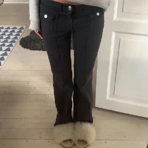 Lågmidjade jeans  - Populära jeans från hm som inte kommer till användning, dom är uppsprättade där nere så dom passar någon som är ca 168 💖