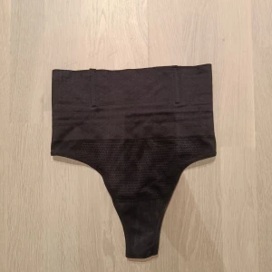 Shaping stringtrosa i storlek XS!  - Shaping stringtrosa i storlek XS från Toplady. Helt ny och ej oanvänd, säljer dessvärre den då det råkade bli fel storlek.  Trosan är high waist vilket ger dig en definerad midja och stöd kring bukpartiet! Passformen är seamless! ⭐