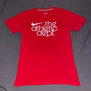Nike röd t-shirt (herr) i storlek S. En aning större i storleken.