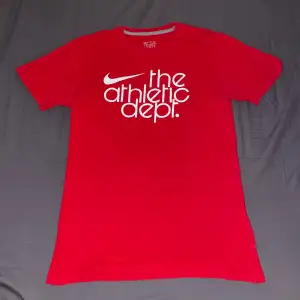Nike röd t-shirt (herr) i storlek S. En aning större i storleken.