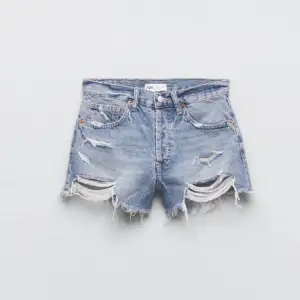 Säljer nu mina jeans shorts från zara då dom inte passade. Dom är i nyskick och har lappen kvar🩷 Om nån har likadan i storlek 38 så byter jag hellre!❤️