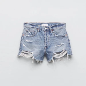 Zara jeans shorts - Säljer nu mina jeans shorts från zara då dom inte passade. Dom är i nyskick och har lappen kvar🩷 Om nån har likadan i storlek 38 så byter jag hellre!❤️