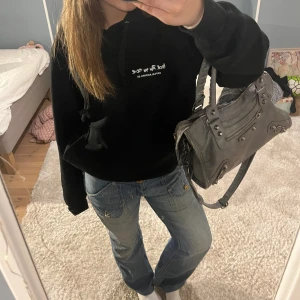 Lågmidjade jeans - Skit snygga Lågmidjade jeans som jag säljer då de är lite stora på mig💞hör gärna av er för frågor!