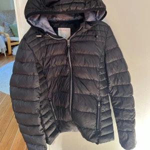 Esprit jacka - Snygg dunjacka från esprit! Tunn och passar till många outfits. köpt för längesen men använd fåtal gånger. Har växt ur den. Jag upplever den ganska liten i storlek.
