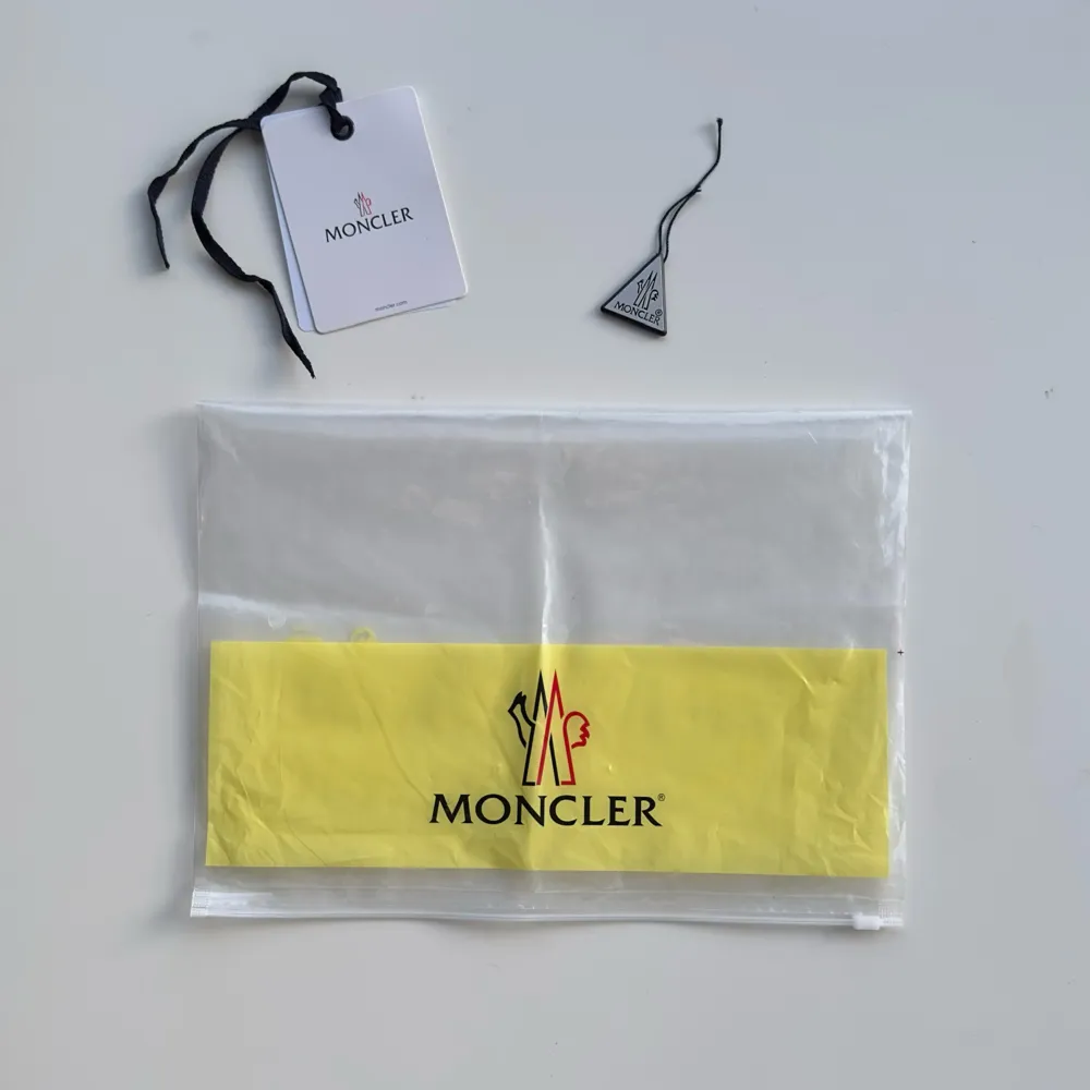 Säljer nu min Moncler Windbreaker då den inte används längre. ⌛️ Jackan är asnice och är inte varm, passar perfekt för sommaren nu. ⛱️ Org ziplock-bag samt tags medföljer. 📦 Skickas samma dag som beställning. 🚛 Skriv gärna vid funderingar!. Jackor.