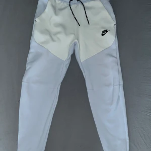 Tech Fleece New Season - Tech Fleece byxor i väldigt bra skick, köpte dom på gallerian i Stockholm och har inte använt dom sen dess för dom inte passar längre. Bara att höra av sig vid funderingar, pris kan diskuteras.