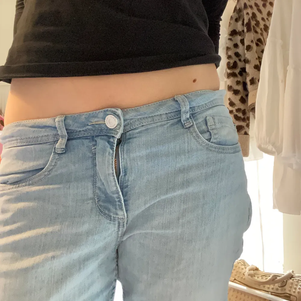 Superfina jeans, aldrig använda men köpta på sellpy, kommer ej till användning därav säljer jag dom 💓🙌🏽kan ej måtten men dom är perfekta i längden på mig som är 162 ungefär. . Jeans & Byxor.