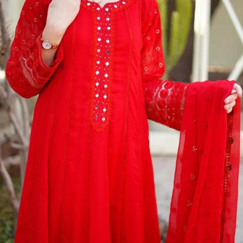 Bottom Style: Trouser Color Type: Red Dupatta Fabrics: Chiffon Lining Attached: As shown in Picture Number of Pieces: 3 Piece - Top + Bottom + Dupatta Season: All Season Shirt Fabrics: Chiffon Trouser Fabrics: Boski Work Technique: Mirror Wor. Klänningar.