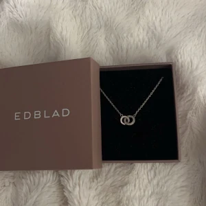 Edblad halsband - Säljer detta superfina edblad halsband då jag bytt till guld💗Inte så använd då med superbra skick☀️