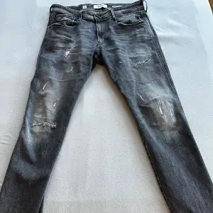 Säljer dessa Replay jeans för att jag inte har någon användning av dom. Jag har använt dom ca 4-5 gånger och jag köpte dom på Zalando för 1600 för 3 månader sedan.