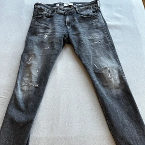 Replay Anbass - Säljer dessa Replay jeans för att jag inte har någon användning av dom. Jag har använt dom ca 4-5 gånger och jag köpte dom på Zalando för 1600 för 3 månader sedan.