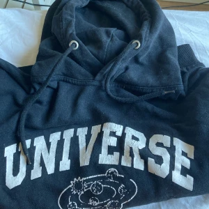 Universe tröja💗 - En svart tröja med vita detaljer på och med svart snören💗