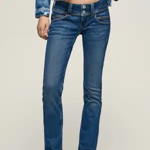 Jättesnygga low waist jeans!! Kommer inte till användning längre och har blivit lite små för mig. 
