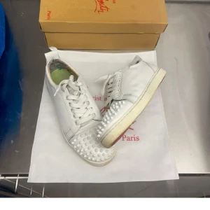 Fina Loubs - Snygga loubs med ett problem som är vid hälen men det är ej synligt när man har på dom och känns inte olikt. Dm för frågor